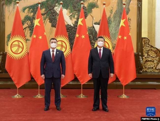 Глава Китая Си Цзиньпин (справа) на встрече с президентом Кыргызстана Садыром Жапаровым в Пекине. Февраль 2022 года.