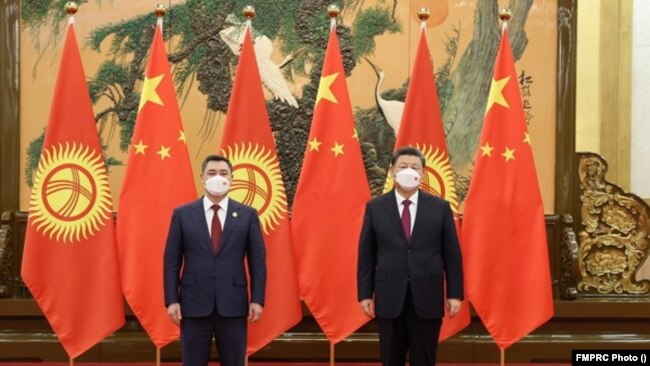 Кыргызстандын президенти Садыр Жапаров (солдо) Кытайдын лидери Си Цзиньпи менен жолугушууда. 2022-жыл, 6-февраль