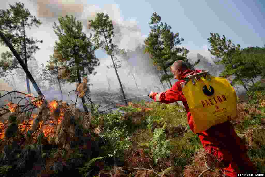 Zjarrfikësit shqiptarë janë ballafaquar me zjarre të egra për disa ditë me radhë, në zonën malore të Oroshit, në veriun e Shqipërisë.