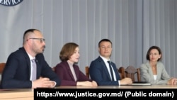 Președinta Maia Sandu, prezentând-o angajaților Procuraturii Anticorupție pe Veronica Dragalin, în cadrul unui eveniment din 1 august 2022 la care au mai luat parte ministrul de atunci al justiției, Sergiu Litvinenco, și procurorul general interimar de atunci, Dumitru Robu.