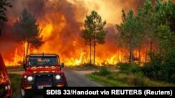 A franciaországi Landiras mellett lángol az erdő, 2022. július 13-án.