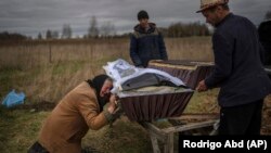 Gyermekeit gyászoló anya Ukrajnában