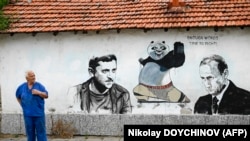 Volodimir Zelenski vs Vladimir Putin: pictură murală pe un zid din satul bulgar Staro Jelezare, unde anual are loc un festival al artiștilor murali din Bulgaria și Polonia, 31 iulie 2022. 