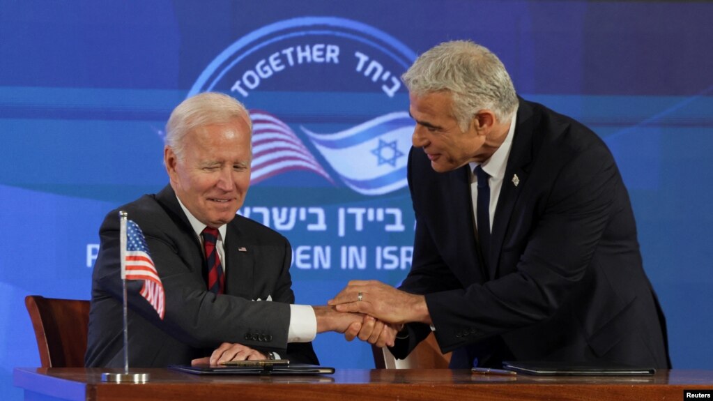 یائیر لاپید (راست) نخست‌وزیر دوره انتقالی اسرائیل و جو بایدن در مراسم امضای «اعلامیه اورشلیم»