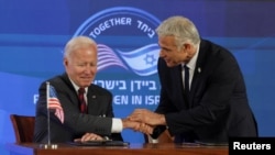 یائیر لاپید (راست) نخست‌وزیر دوره انتقالی اسرائیل و جو بایدن در مراسم امضای «اعلامیه اورشلیم»