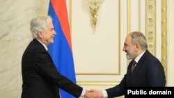 Директор ЦРУ Уильям Бёрнс (слева) и премьер-министр Армении Никол Пашинян, Ереван, 15 июля 2022 г.
