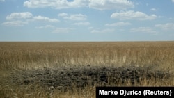 Насідки удару в полі на Харківщині, ілюстраційне фото, 2022 рік