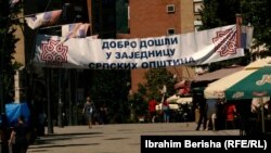Transparent u Severnoj Mitrovici sa natpisom "Dobro došli u Zajednicu srpskih opština", 4. avgust 2022.