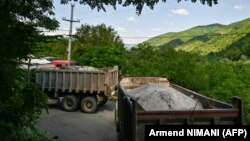 Șosea blocată de etnicii sârbi în nordul Kosovo, în apropierea localității Zubin Potok, 1 august 2022.