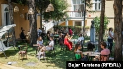 Disa të rinj duke marrë pjesë në "Bienalen Evropiane Nomade, Manifesta", që ka nisur në Prishtinë më 22 korrik dhe do të mbyllet më 30 tetor.