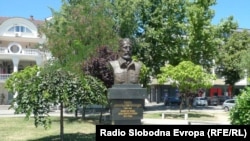 Spomenik Draži Mihailoviću, vođi četničkog pokreta u Drugom svjetskom ratu na istoimenom trgu u Bijeljini.