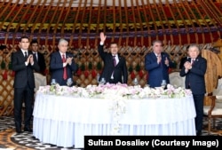 Борбор Азия мамлекеттеринин президенттери төртүнчү консультативдик жолугушуудан кийинки расмий сыйлоо учурунда. 21-июль, Чолпон-Ата шаары.