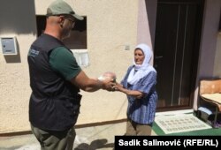 Raza Garaljević dobija humanitarni obrok, Srebrenica, 25. juli 2022.