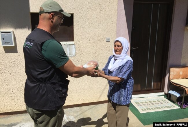 Raza Garaljević dobija humanitarni obrok, Srebrenica, 25. juli 2022.