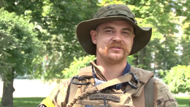 „Cineva trebuie să facă cevă”: Tot mai mulți străini se alătură armatei ucrainene