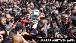 پیکر یکی از دو فلسطینی کشته شده در نابلس بر دوش دیگر فلسطینیان