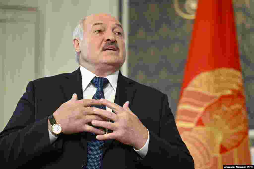 БЕЛОРУСИЈА -&nbsp;Авторитарниот владетел на Белорусија, Александар Лукашенко, го забрани зголемувањето на цените бидејќи се обидува да се справи со забрзаната инфлација во земјата погодена од западните санкции поради неговиот спорен избор и поддршката за Русија во војната на Москва против Украина. Лукашенко денеска го најави овој потег, за време на средба со владини претставници.