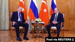 Russian President Vladimir Putin (right) with his Turkish counterpart, Recep Tayyip Erdogan, in Sochi on August 5. 