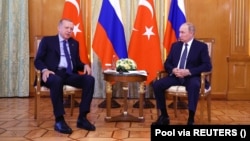Президент Турции Реджеп Тайип Эрдоган (слева) и президент России Владимир Путин. Сочи, 5 августа 2022 года.