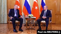 Președintele turc, Recep Tayyip Erdogan și președintele rus, Vladimir Putin la începerea discuțiilor de la Soci, Rusia, 5 august 2022.