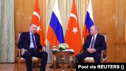 Presidenti rus Vladimir Putin dhe presidenti turk Rexhep Tajip Erdogan gjatë një takimi në Soçi, Rusi, 5 gusht 2022.