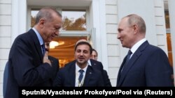 Recep Tayyip Erdoğan (soldan) ve Vladimir Putin (sağdan), 2022 senesi avgustnıñ 5-i