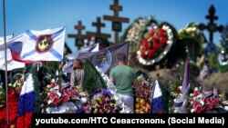 Могилы морских пехотинцев 810-й обрмп ЧФ Росси на кладбище «Кальфа» в Севастополе