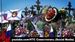 Фотокоалаж. На фото кладовище у Севастополі, могили морських піхотинців 810-ї брмп Чорноморського флоту