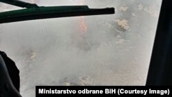 Pogled iz helikoptera Oružanih snaga BiH na požar na planini Čvrsnici kod Konjica, 21. juli 2022.