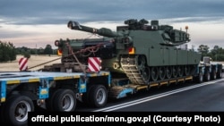 Погрузка танка «Абрамс» на автомобильную платформу. Польша, июль 2022 года