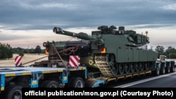Американские танки М1 "Абрамс" по прибытии в Польшу для передачи польским ВС. Июнь 2022 года