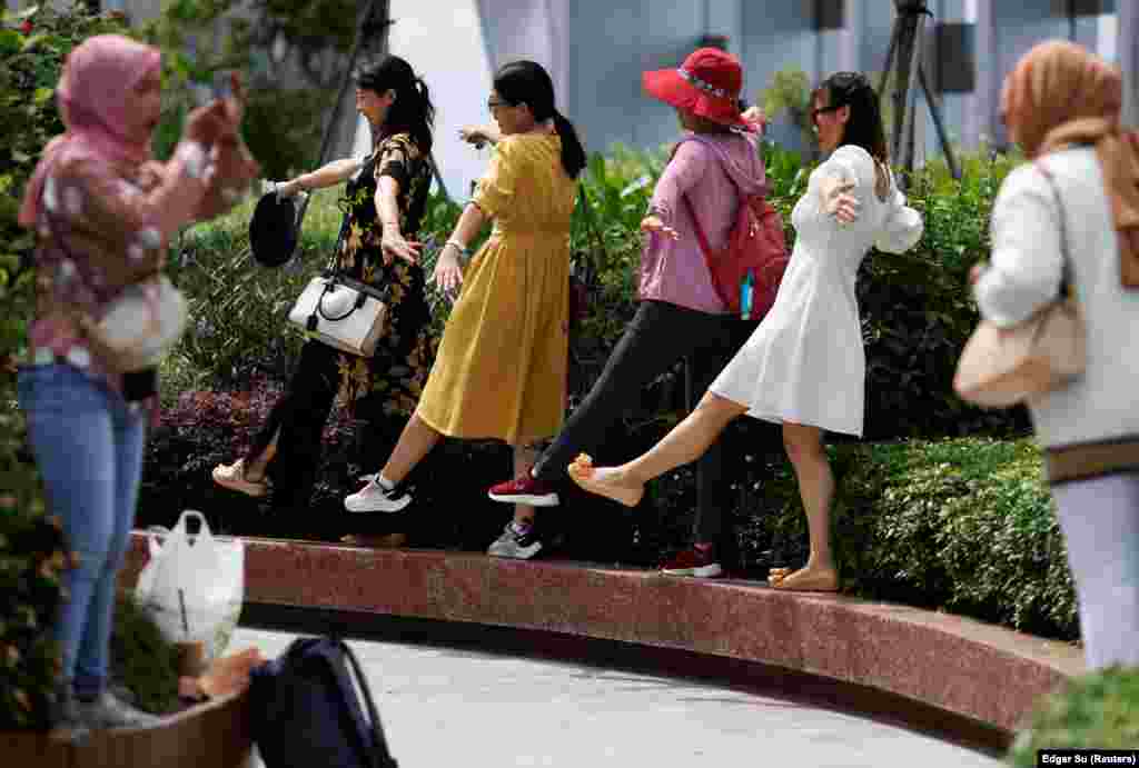 Turisti i posjetioci poziraju za fotografije u opservatoriji na krovu u Singapuru, 26. juli.