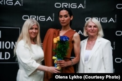 Директорка фірми ORIGA Ольга Лимар (праворуч) на Міжнародному тижні моди в Турині. Італія. Липень 2022