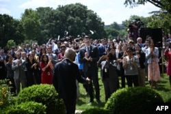 Президент Байден выступает в саду Белого дома после завершения изоляции в связи с заражением ковидом. Через два дня у него был вновь выявлен ковид. 27 июля 2022 года
