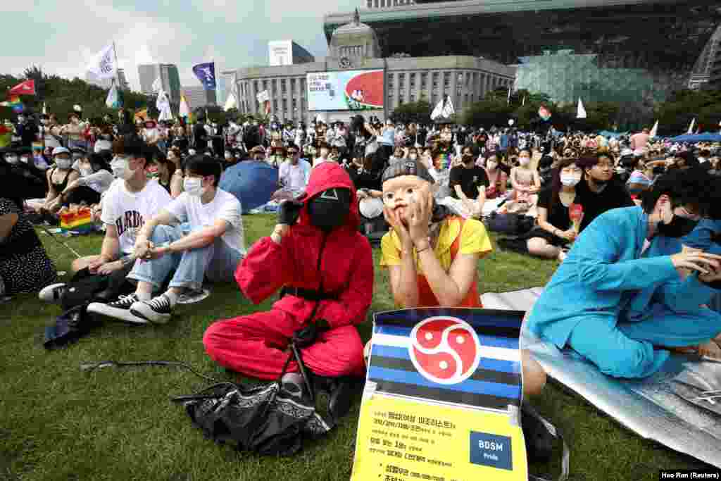 Učesnici obučeni u kostime iz TV serije Igra lignje (Squid game) učestvuju na Korea Queer Culture Festivalu 2022. u centru Seula, Južna Koreja, 16. juli.