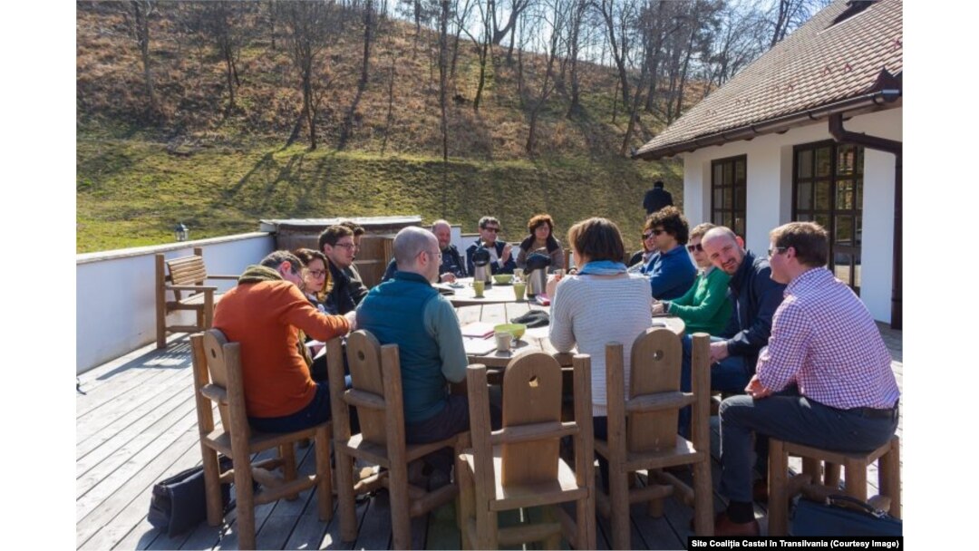 Întrunire de fondare a Coaliției Castel în Transilvania la Dalnic, județul Covasna.