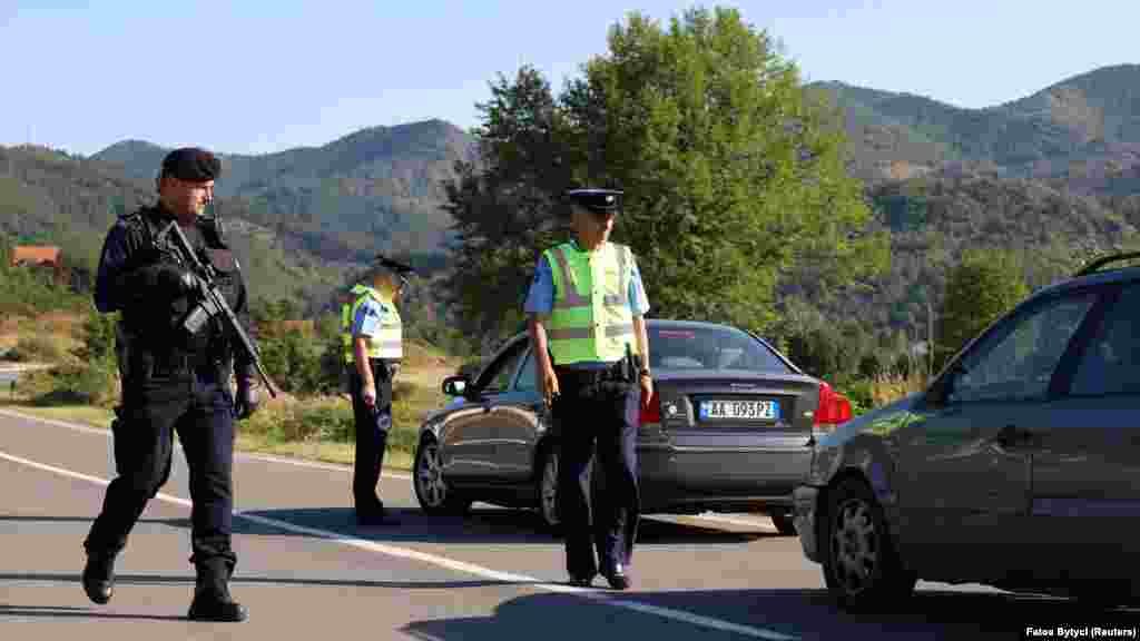 Kosovski policajci kontroliraju vozila kod mesta Zupče.