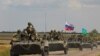 Një kolonë e blinduar e trupave ruse lëviz në pjesën e kontrolluar nga Rusia në rajonin Zaporizhzhya të Ukrainës më 23 korrik.