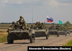 Un convoi de blindate rusești se deplasează în partea controlată de Rusia din regiunea Zaporojie, Ucraina, 23 iulie 2022.
