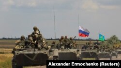 Një kolonë e blinduar e trupave ruse lëviz në pjesën e kontrolluar nga Rusia në rajonin Zaporizhzhya të Ukrainës më 23 korrik.