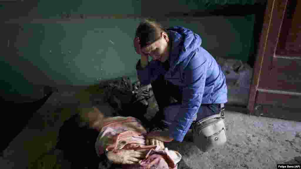 Nina Ševčenko tuguje pored tijela svog petnaestogodišnjeg sina Artjema Ševčenka, koji je ubijen u ruskom napadu na Harkiv 15. aprila.