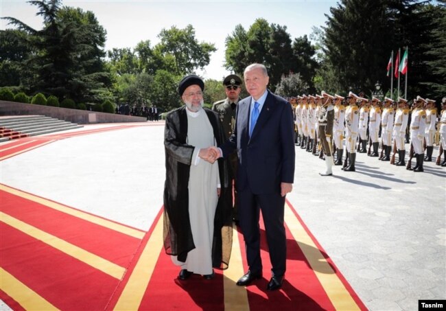 Реджеп Эрдоган прилетел в Иран раньше Путина и успел утром пообщаться тет-а-тет с иранским президентом Ибрахимом Раиси. Тегеран, утро 19 июля 2022 года