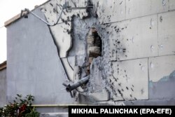 Rusia atacă constant orașul Nikolaev. În fotografie: o parte a unei rachete care a rămas în peretele unei clădiri, 12 iulie 2022.