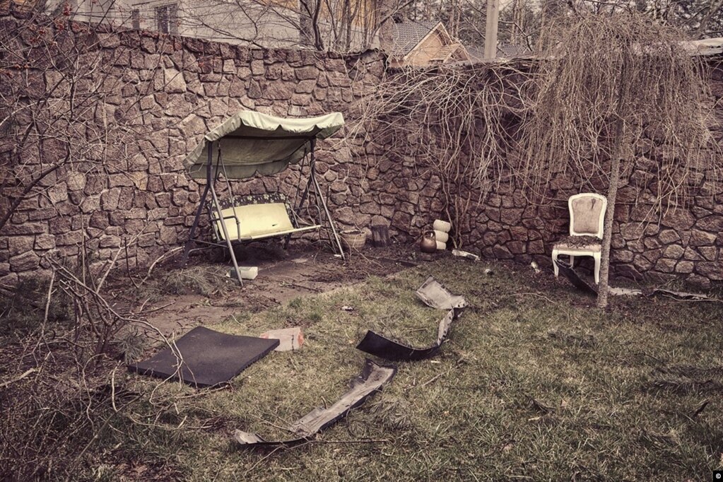 Një oborr në Buça që ishte i pushtuar nga ushtarët rusë.