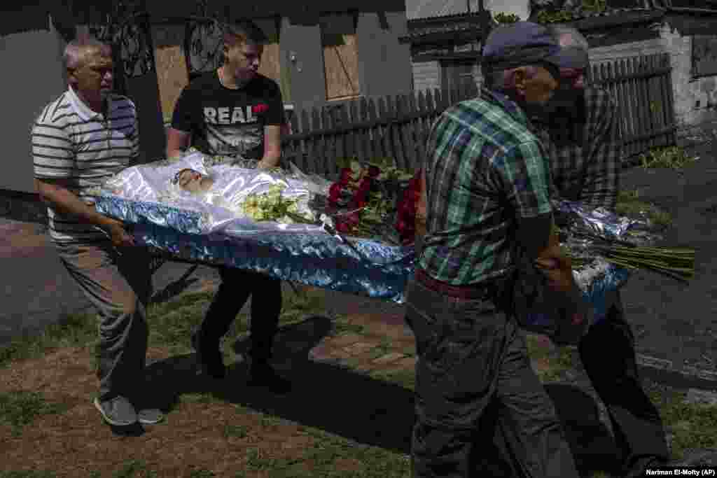 Men carry Protsenko&#39;s body during her funeral procession on the outskirts of Prokovsk on July 18.