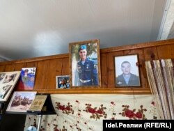 Фотографии Александра Смирнова в доме его родителей