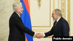 Armenia - Prime Minister Nikol Pashinian greets CIA Director William Burns, Yerevan, July 15, 2022.