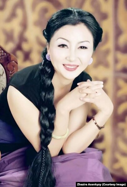 Үйдегі ер адамдардың интимдік суреттері