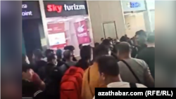 Stambulyň aeroportunda garaşyp, Türkmenistana gitmäge synanyşýan türkmen raýatlary. Arhiw suraty