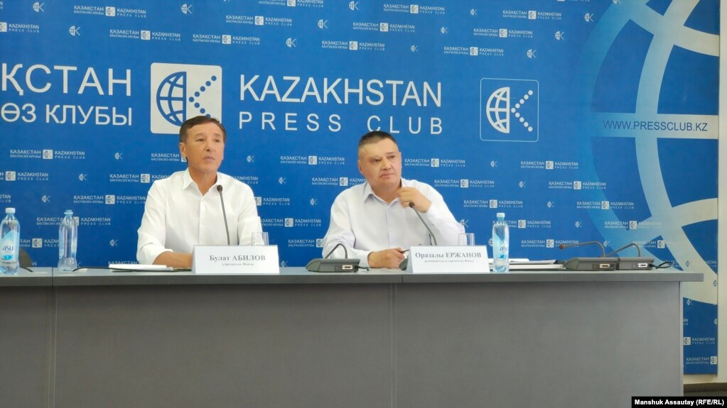 Соучредители фонда Elge Qaitaru Булат Абилов и Оразалы Ержанов на пресс-конференции. 27 июля 2022 года
